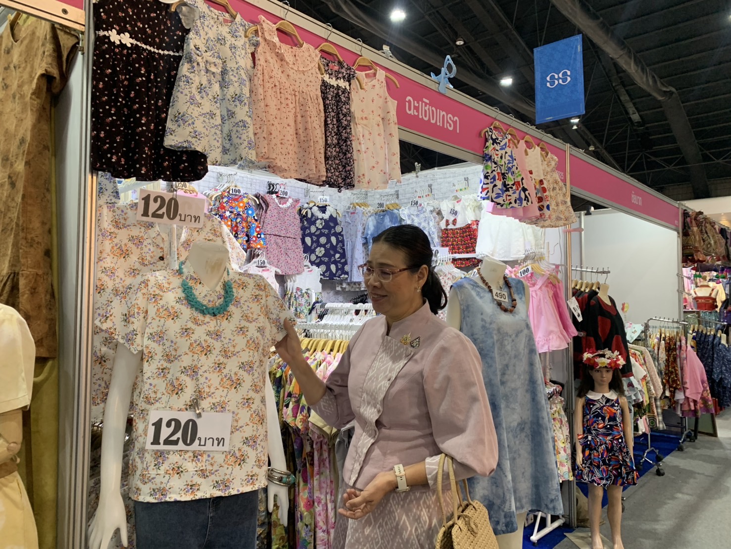 🛍️พช.ฉะเชิงเทรา นำผู้ผลิต ผู้ประกอบการ OTOP ร่วมจำหน่ายในงานศิลปาชีพ ประทีปไทย OTOP หลอมดวงใจ ด้วยพระบารมี (วันที่ 6)