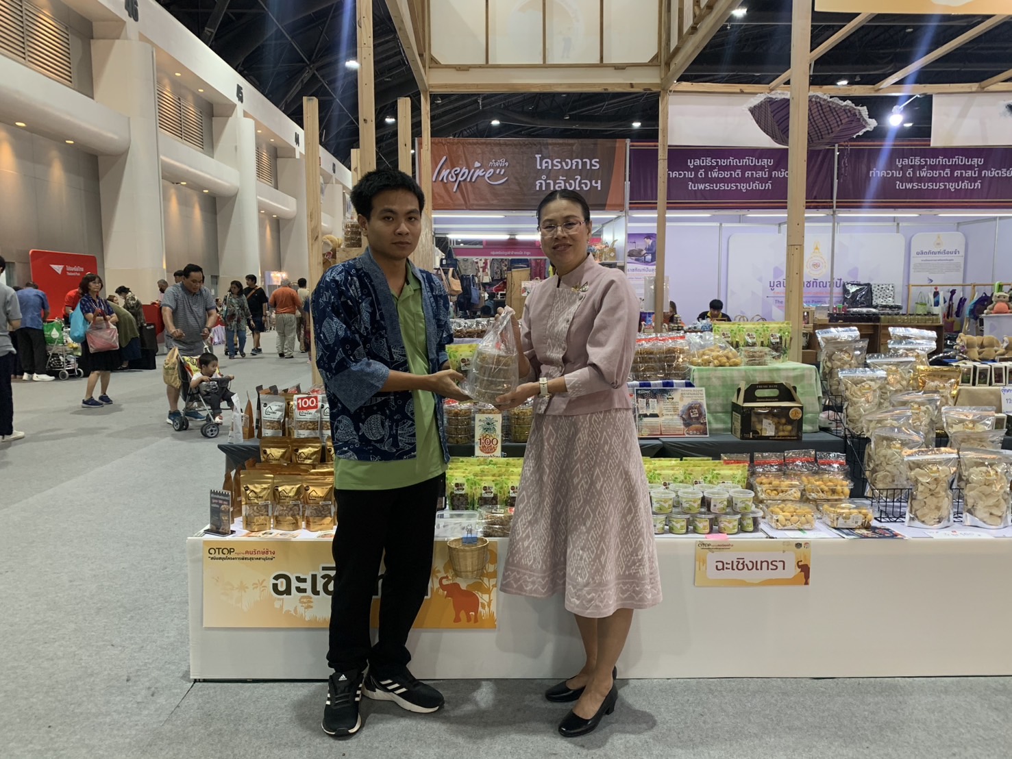 🛍️พช.ฉะเชิงเทรา นำผู้ผลิต ผู้ประกอบการ OTOP ร่วมจำหน่ายในงานศิลปาชีพ ประทีปไทย OTOP หลอมดวงใจ ด้วยพระบารมี (วันที่ 6)