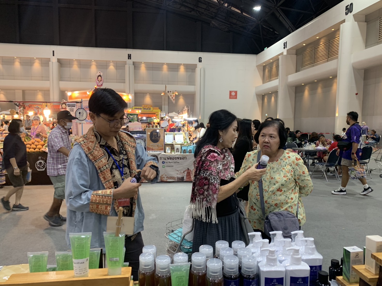 🛍️พช.ฉะเชิงเทรา นำผู้ผลิต ผู้ประกอบการ OTOP ร่วมจำหน่ายในงานศิลปาชีพ ประทีปไทย OTOP หลอมดวงใจ ด้วยพระบารมี (วันที่ 6)