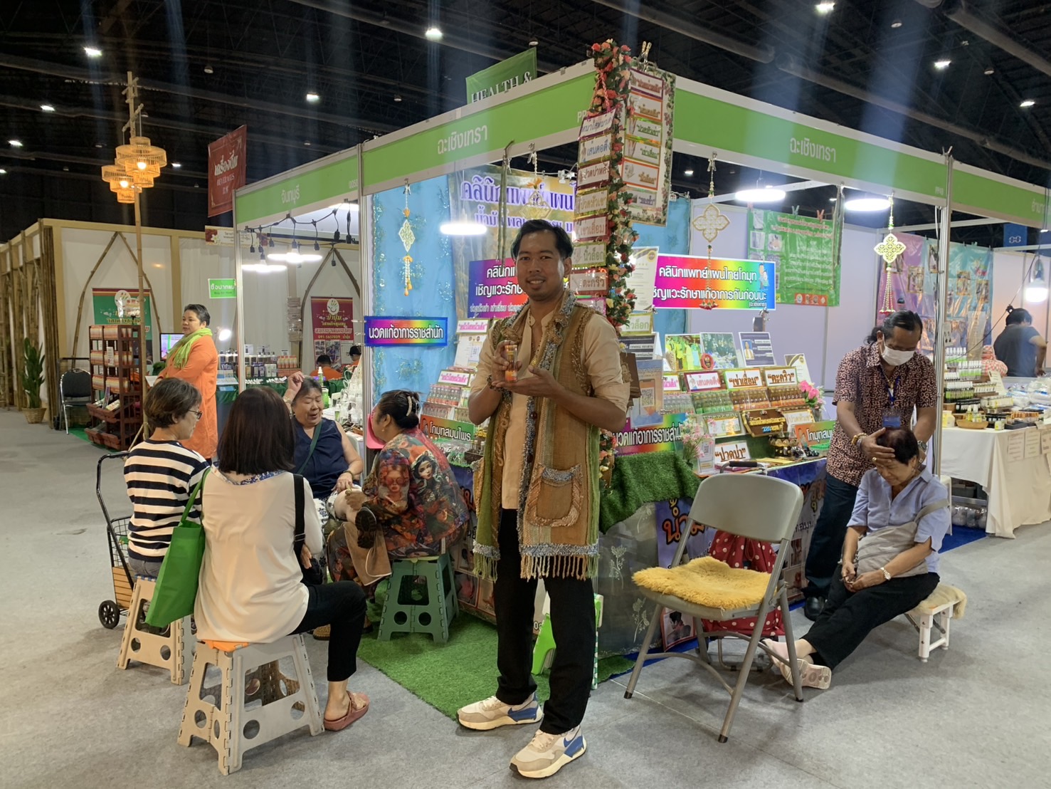 🛍️พช.ฉะเชิงเทรา นำผู้ผลิต ผู้ประกอบการ OTOP ร่วมจำหน่ายในงานศิลปาชีพ ประทีปไทย OTOP หลอมดวงใจ ด้วยพระบารมี (วันที่ 6)