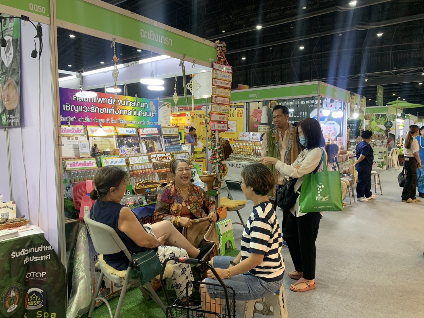 🛍️พช.ฉะเชิงเทรา นำผู้ผลิต ผู้ประกอบการ OTOP ร่วมจำหน่ายในงานศิลปาชีพ ประทีปไทย OTOP หลอมดวงใจ ด้วยพระบารมี (วันที่ 6)