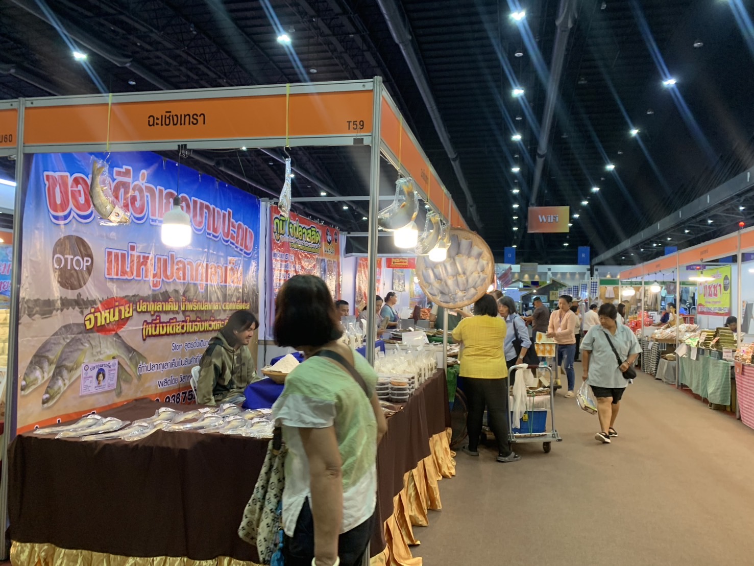 🛍️พช.ฉะเชิงเทรา นำผู้ผลิต ผู้ประกอบการ OTOP ร่วมจำหน่ายในงานศิลปาชีพ ประทีปไทย OTOP หลอมดวงใจ ด้วยพระบารมี (วันที่ 6)