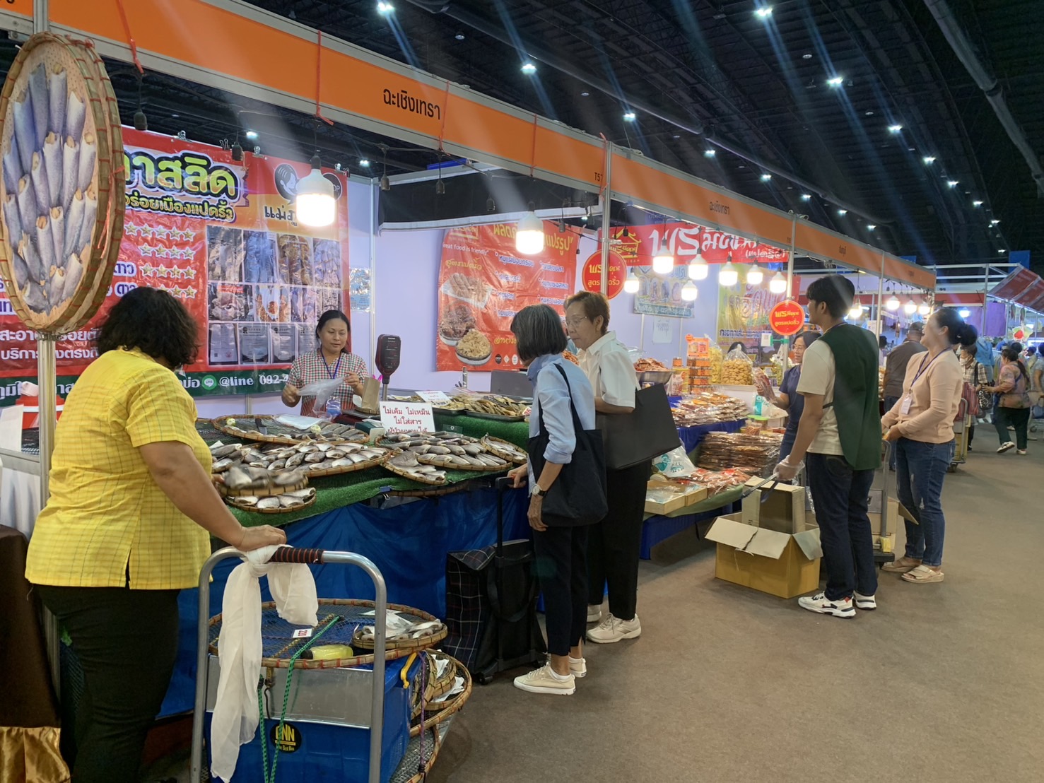 🛍️พช.ฉะเชิงเทรา นำผู้ผลิต ผู้ประกอบการ OTOP ร่วมจำหน่ายในงานศิลปาชีพ ประทีปไทย OTOP หลอมดวงใจ ด้วยพระบารมี (วันที่ 6)