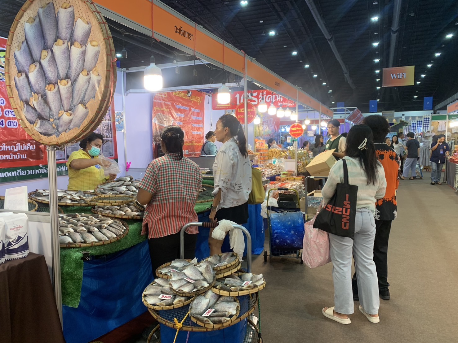 🛍️พช.ฉะเชิงเทรา นำผู้ผลิต ผู้ประกอบการ OTOP ร่วมจำหน่ายในงานศิลปาชีพ ประทีปไทย OTOP หลอมดวงใจ ด้วยพระบารมี (วันที่ 6)