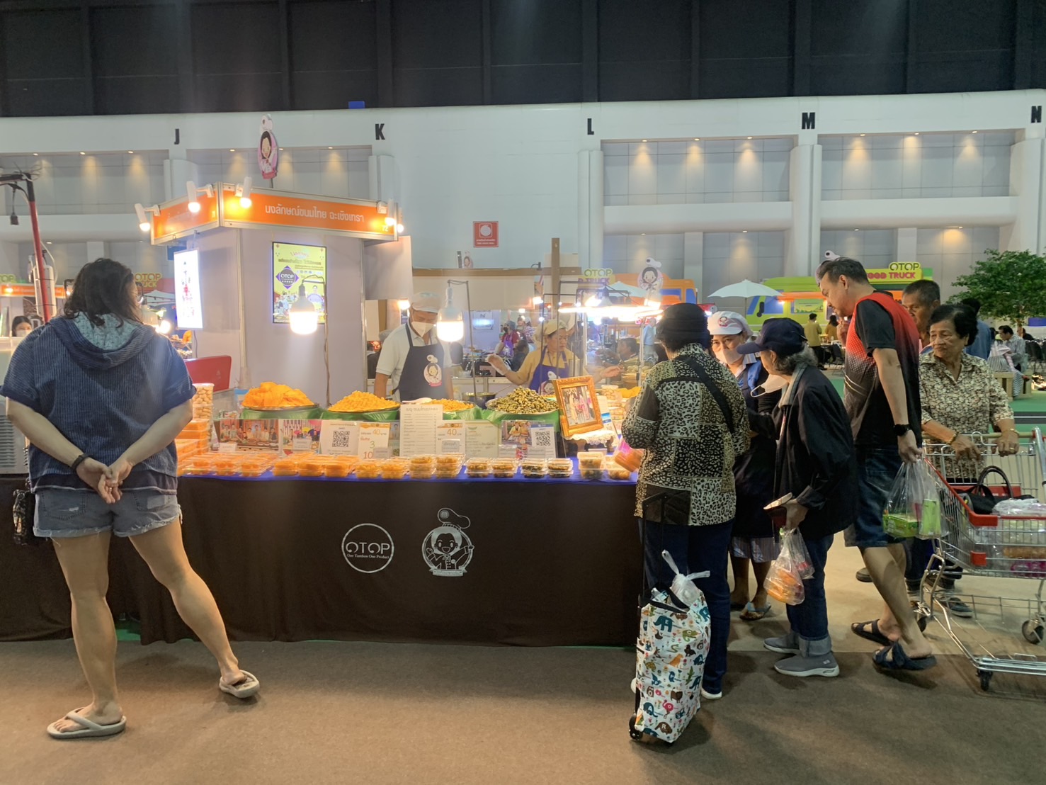 🛍️พช.ฉะเชิงเทรา นำผู้ผลิต ผู้ประกอบการ OTOP ร่วมจำหน่ายในงานศิลปาชีพ ประทีปไทย OTOP หลอมดวงใจ ด้วยพระบารมี (วันที่ 6)