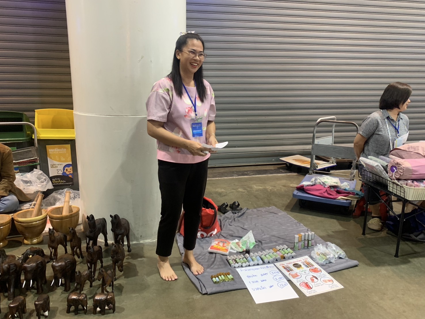 🛍️พช.ฉะเชิงเทรา นำผู้ผลิต ผู้ประกอบการ OTOP ร่วมจำหน่ายในงานศิลปาชีพ ประทีปไทย OTOP หลอมดวงใจ ด้วยพระบารมี (วันที่ 6)