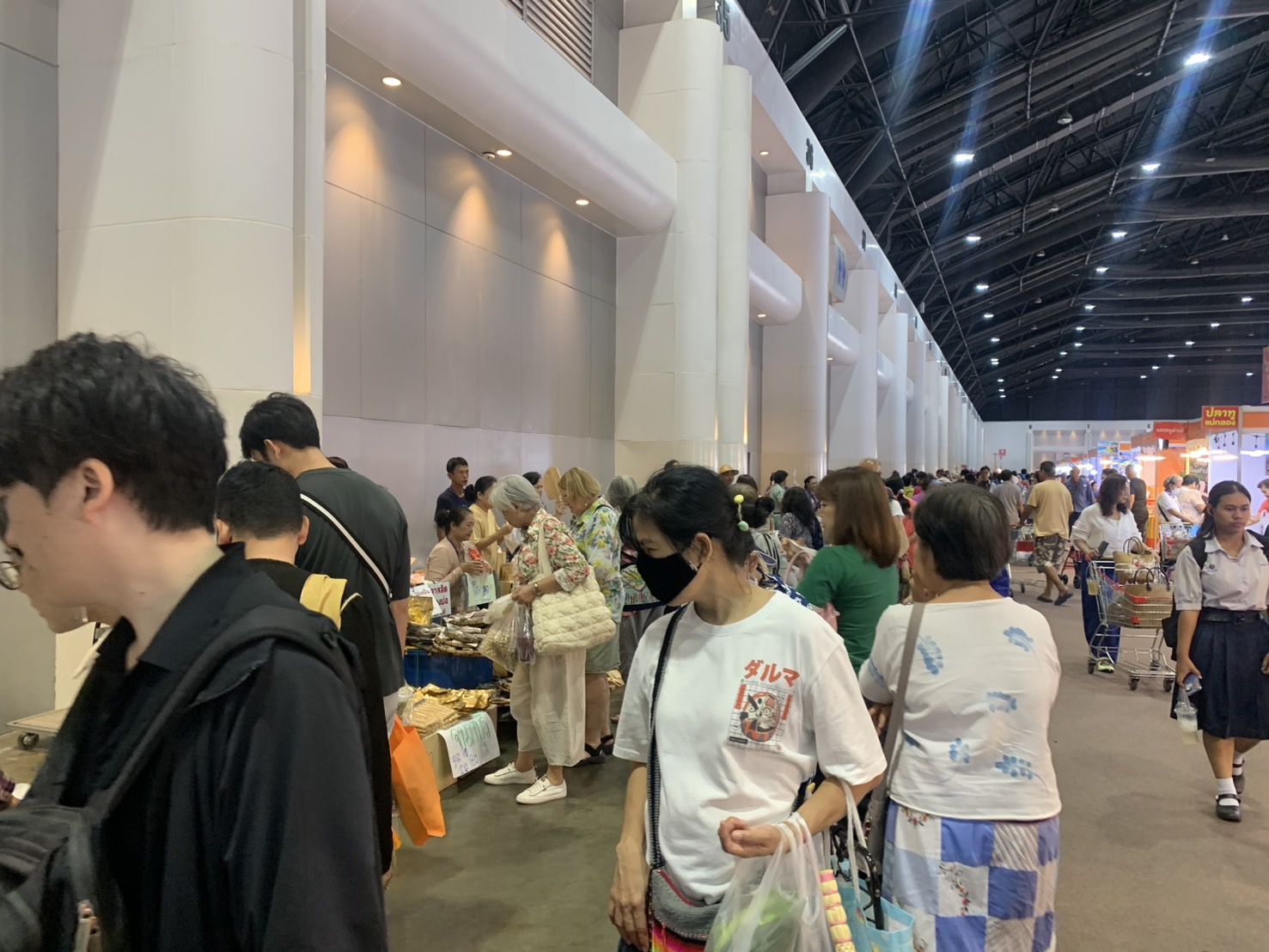 🛍️พช.ฉะเชิงเทรา นำผู้ผลิต ผู้ประกอบการ OTOP ร่วมจำหน่ายในงานศิลปาชีพ ประทีปไทย OTOP หลอมดวงใจ ด้วยพระบารมี (วันที่ 6)