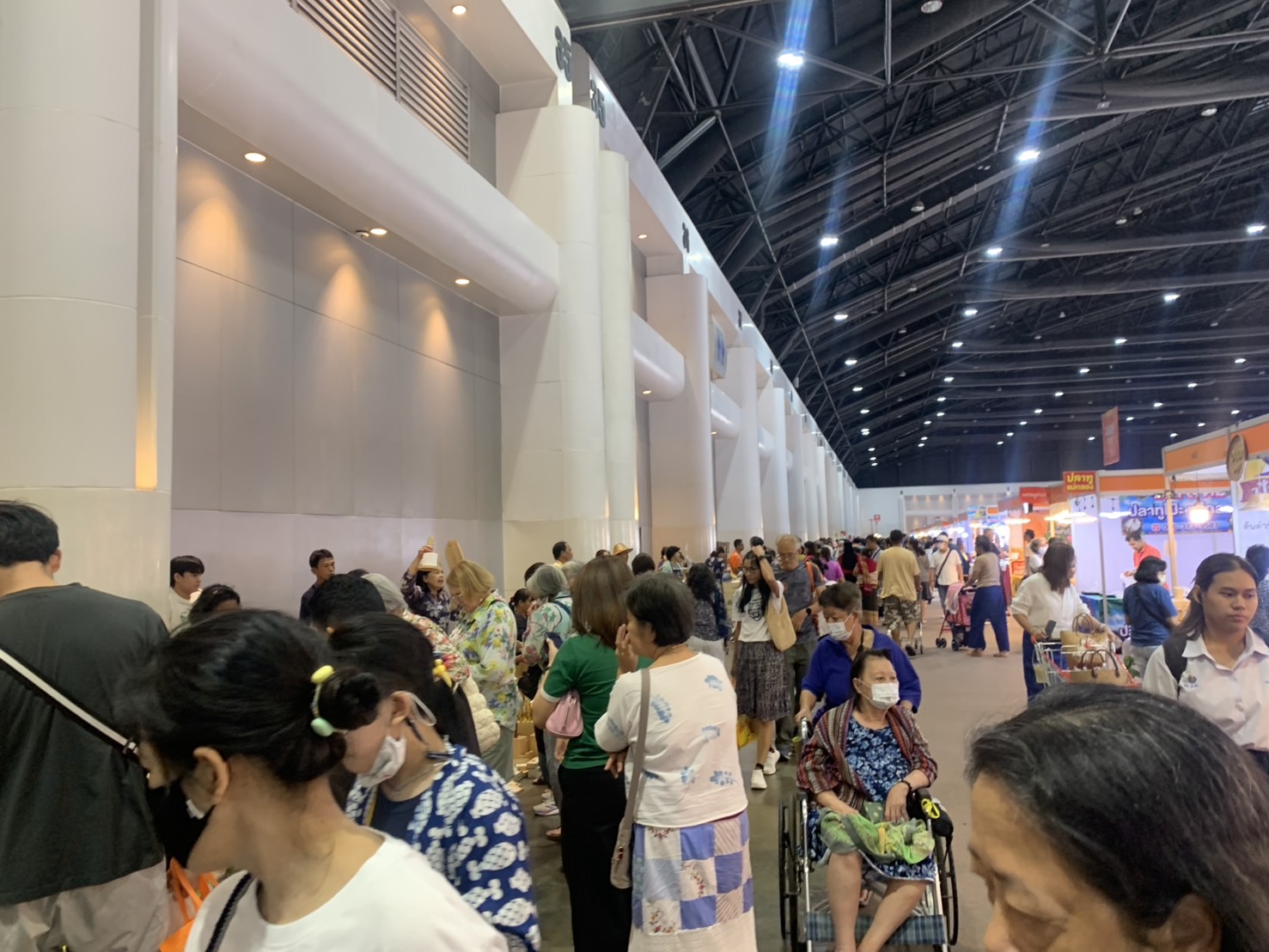 🛍️พช.ฉะเชิงเทรา นำผู้ผลิต ผู้ประกอบการ OTOP ร่วมจำหน่ายในงานศิลปาชีพ ประทีปไทย OTOP หลอมดวงใจ ด้วยพระบารมี (วันที่ 6)