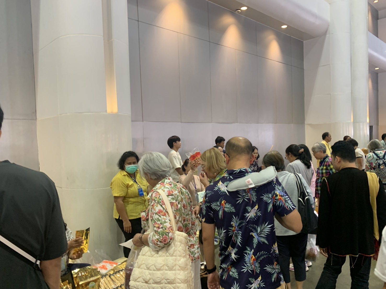 🛍️พช.ฉะเชิงเทรา นำผู้ผลิต ผู้ประกอบการ OTOP ร่วมจำหน่ายในงานศิลปาชีพ ประทีปไทย OTOP หลอมดวงใจ ด้วยพระบารมี (วันที่ 6)