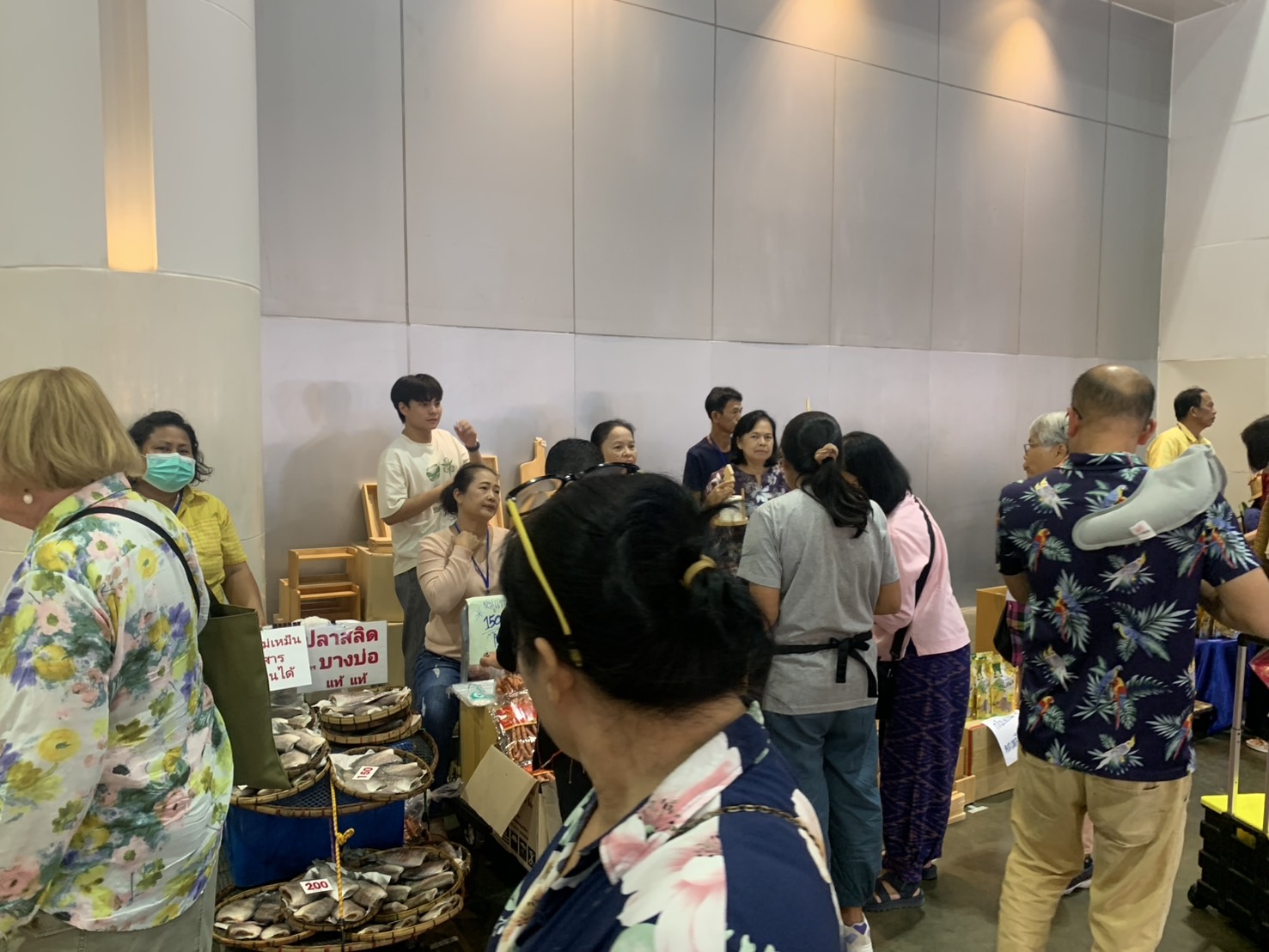 🛍️พช.ฉะเชิงเทรา นำผู้ผลิต ผู้ประกอบการ OTOP ร่วมจำหน่ายในงานศิลปาชีพ ประทีปไทย OTOP หลอมดวงใจ ด้วยพระบารมี (วันที่ 6)