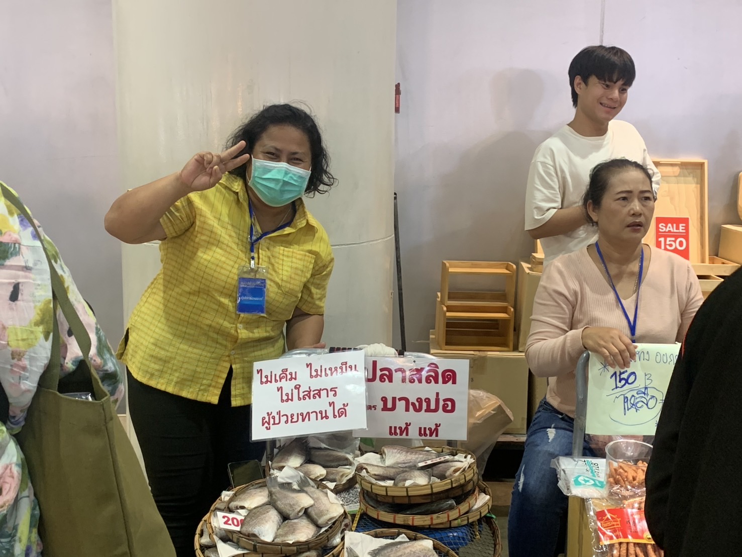 🛍️พช.ฉะเชิงเทรา นำผู้ผลิต ผู้ประกอบการ OTOP ร่วมจำหน่ายในงานศิลปาชีพ ประทีปไทย OTOP หลอมดวงใจ ด้วยพระบารมี (วันที่ 6)