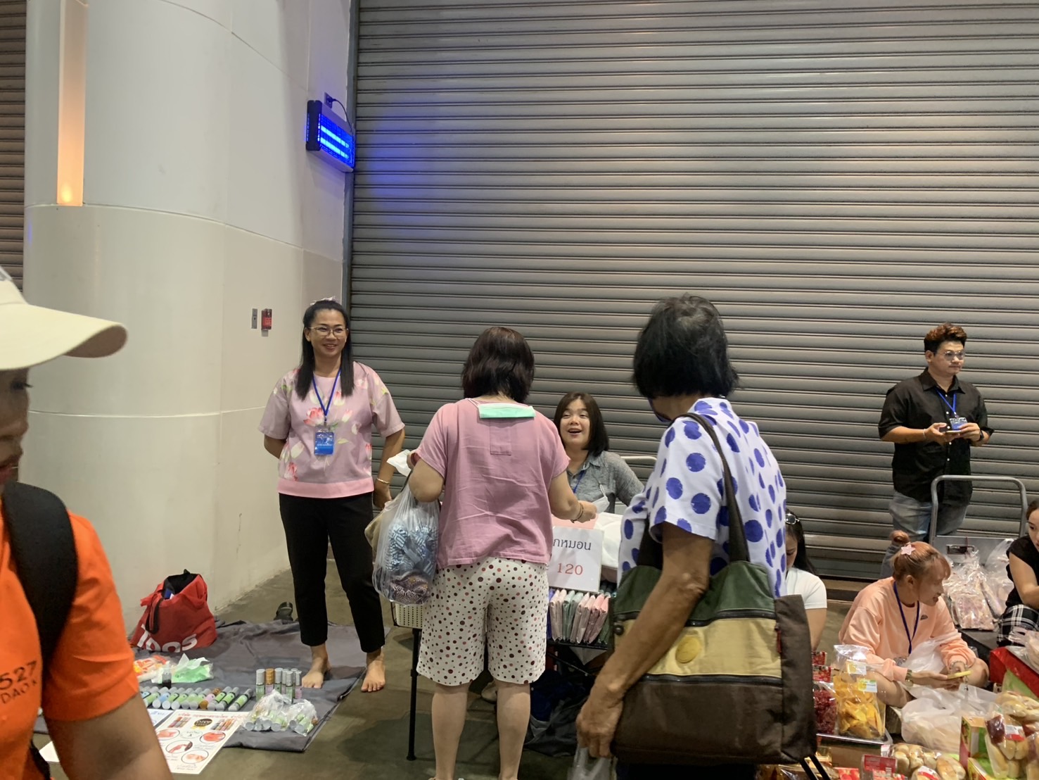 🛍️พช.ฉะเชิงเทรา นำผู้ผลิต ผู้ประกอบการ OTOP ร่วมจำหน่ายในงานศิลปาชีพ ประทีปไทย OTOP หลอมดวงใจ ด้วยพระบารมี (วันที่ 6)