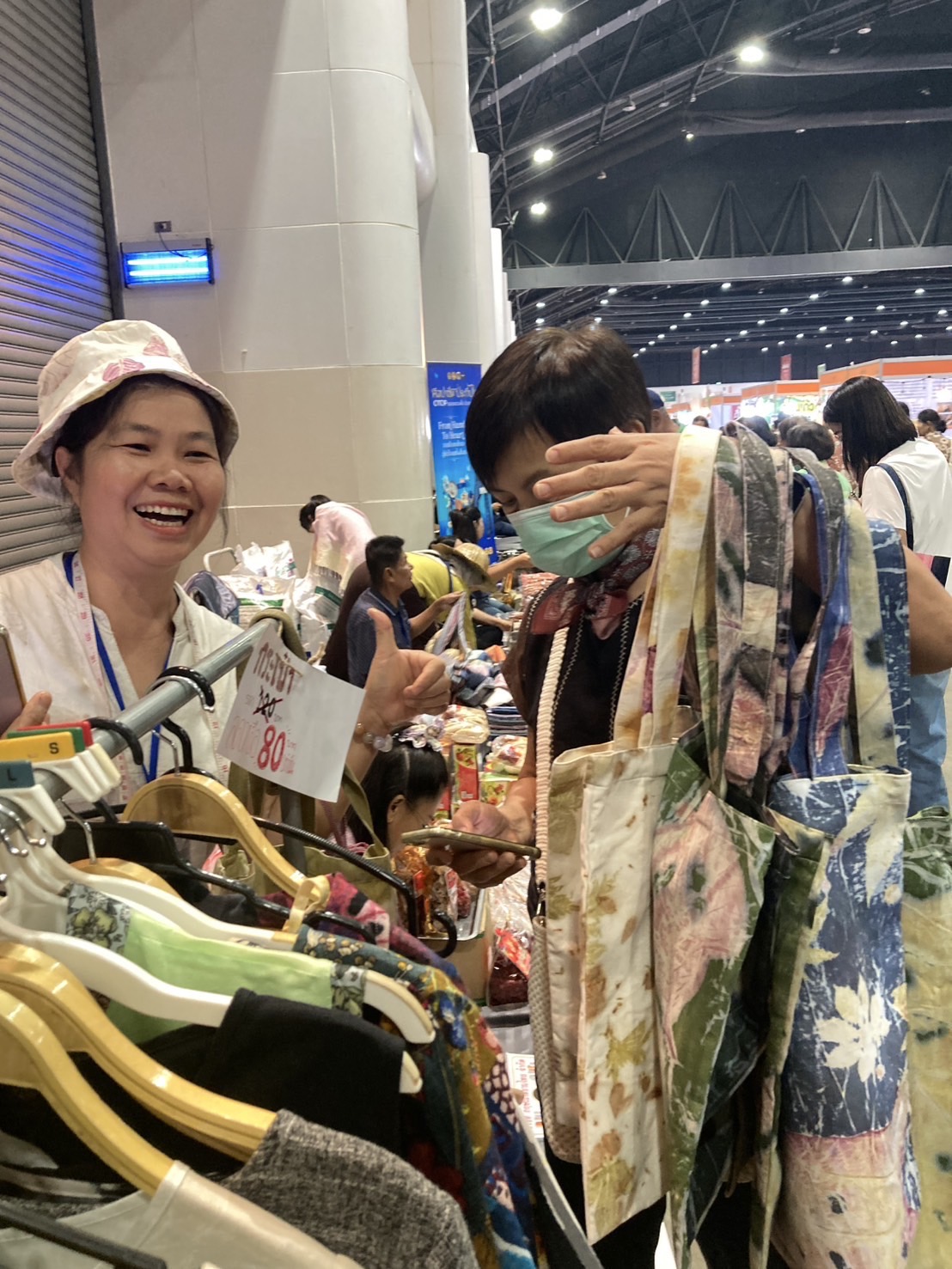 🛍️พช.ฉะเชิงเทรา นำผู้ผลิต ผู้ประกอบการ OTOP ร่วมจำหน่ายในงานศิลปาชีพ ประทีปไทย OTOP หลอมดวงใจ ด้วยพระบารมี (วันที่ 6)