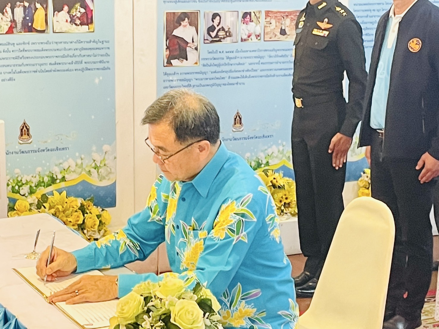 🩵❤️พัฒนาชุมชนฉะเชิงเทรา ร่วมพิธีลงนามถวายพระพรชัยมงคล สมเด็จพระนางเจ้าสิริกิติ์ พระบรมราชินีนาถ พระบรมราชชนนีพันปีหลวง เนื่องในโอกาสวันเฉลิมพระชนมพรรษา 12 สิงหาคม 2568